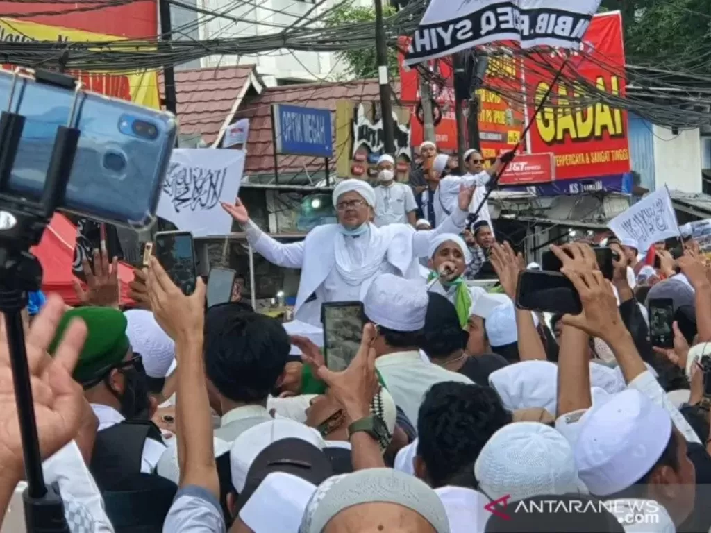 Rizieq Shihab tiba di kediamannya di Jalan Petamburan III, Tanah Abang, Jakarta Pusat dan disambut oleh jamaahnya, Selasa (10/11/2020). ANTARA/Livia Kristianti.