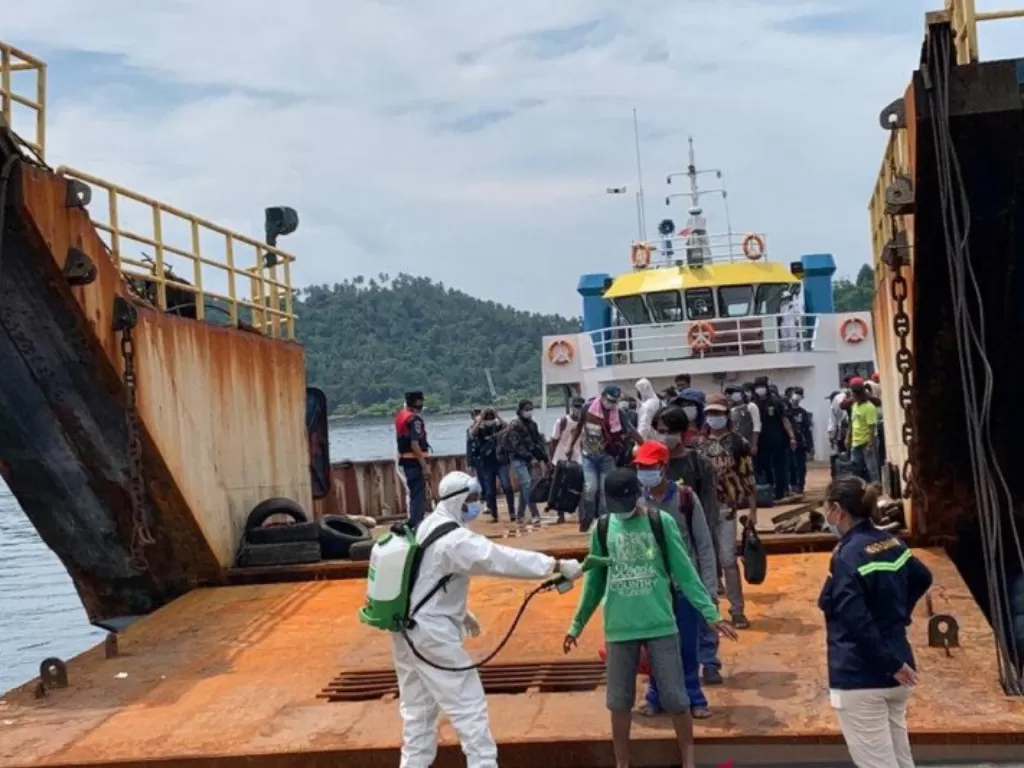 ABK asal Indonesia yang terjebak di luar negeri saat bekerja di kapal ikan Tiongkok tiba di Pelabuhan Bitung, Sulawesi Utara, Sabtu (7/11/2020). (ANTARA/HO-Kementerian Luar Negeri RI)