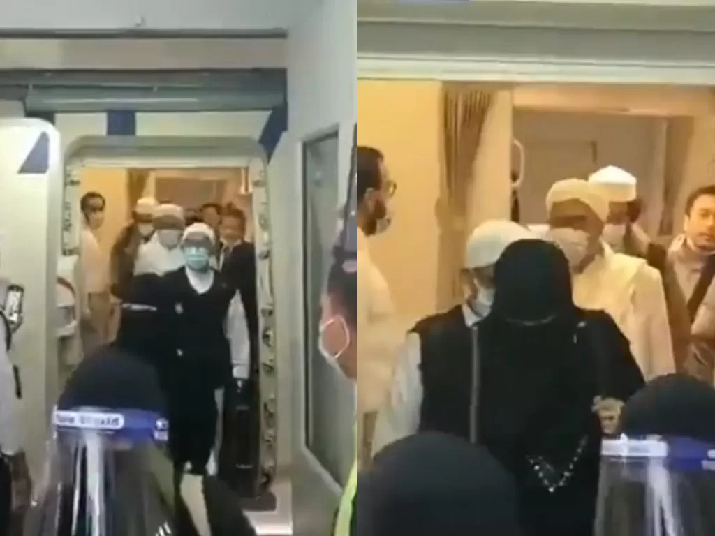 Habib Rizieq turun dari pesawat bersama sejumlah perempuan bercadar. (Tangkapan layar)