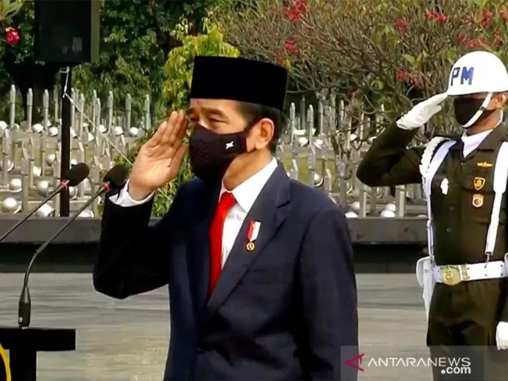 Presiden Joko Widodo memimpin Upacara Ziarah Nasional dalam Peringatan Hari Pahlawan 2020 di TMP Kalibata, Jakarta Selatan, Selasa (10/11/2020). (ANTARA/Humas Setkab)