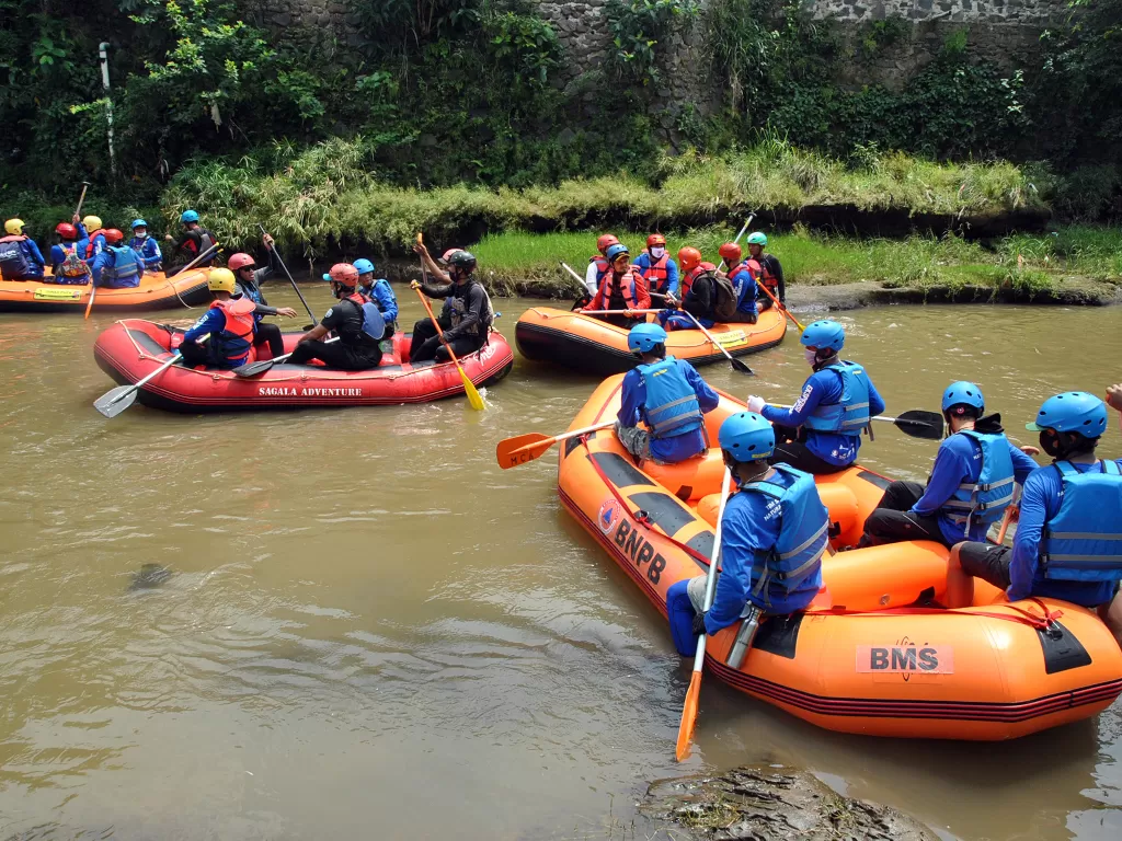 Sejumlah peserta mengikuti ekspedisi sungai Ciliwung di Sukaresmi (ANTARA FOTO/Arif Firmansyah)