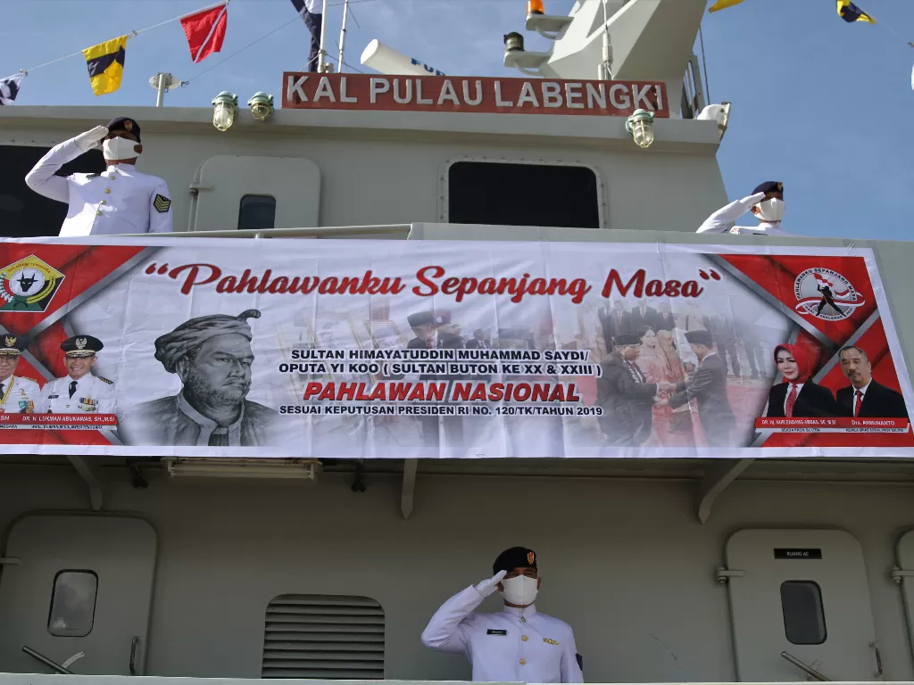 Prajurit TNI Angkatan Laut memberi hormat bagi para pahlawan (ANTARA FOTO/Jojon)