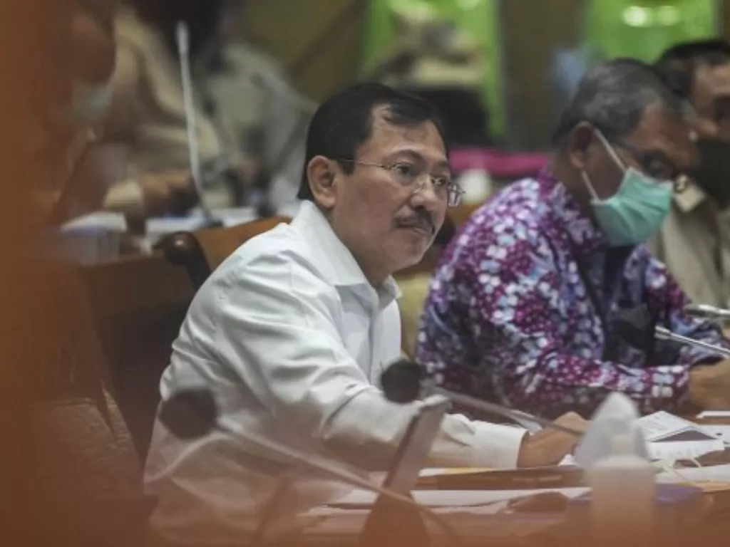 Menteri Kesehatan Terawan Agus Putranto (tengah) didampingi jajarannya mengikuti rapat kerja dengan Komisi IX DPR di Kompleks Parlemen, Senayan, Jakarta, Senin (4/5). (Photo/ANTARA FOTO/Galih Pradipta)