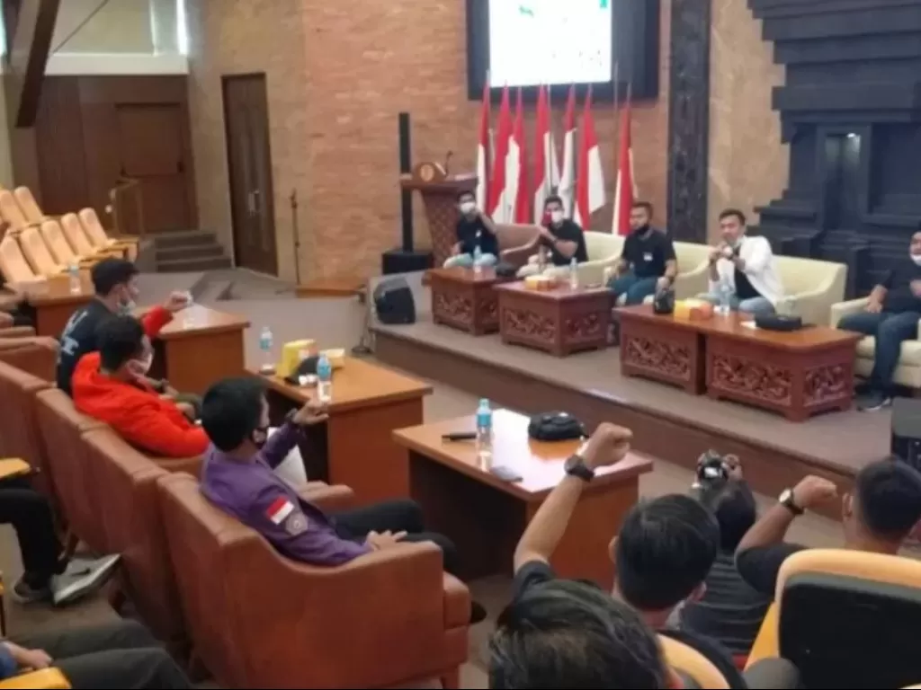 Pengurus BEM Nusantara menggelar pertemuan membahas UU Cipta Kerja di Universitas Wijaya Kusuma, Surabaya, Rabu (11/11/2020). (ANTARA)