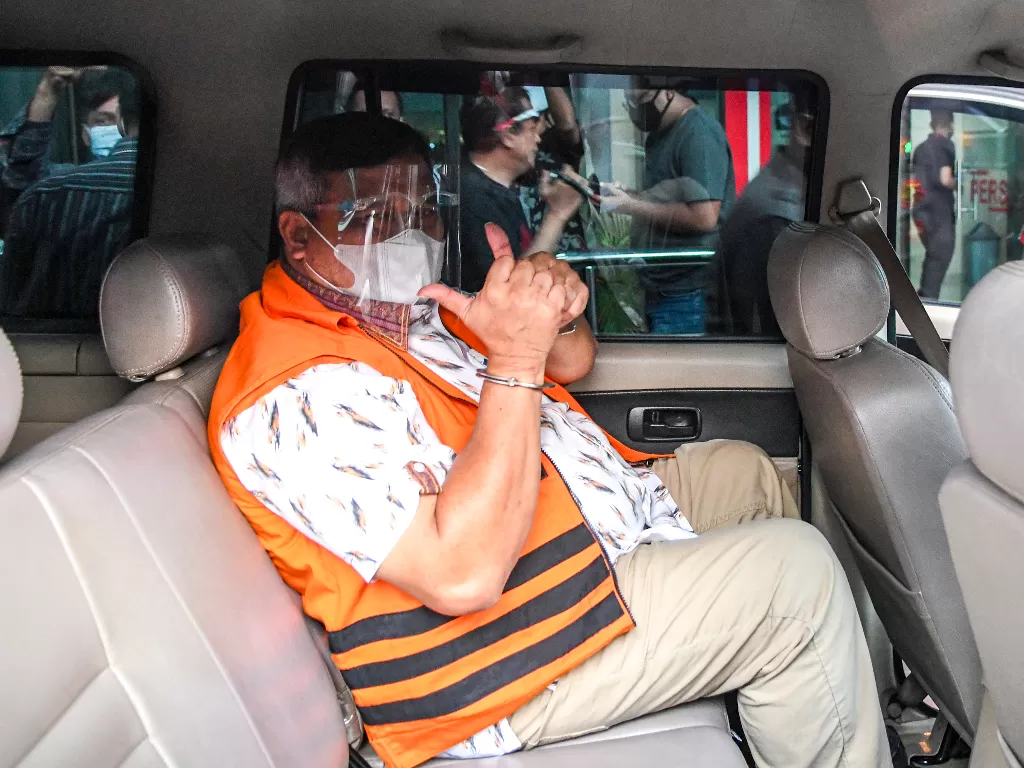 Bupati Labuhanbatu Utara Kharuddin Syah berada di dalam mobil tahanan (ANTARA FOTO/M Risyal Hidayat)