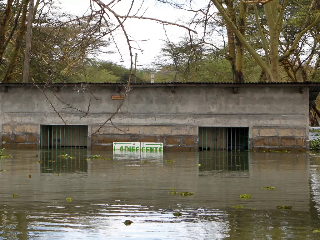 Sebuah blok toilet terendam setelah permukaan air di Danau Naivasha mencapai rekor tertinggi (REUTERS/Monicah Mwangi)