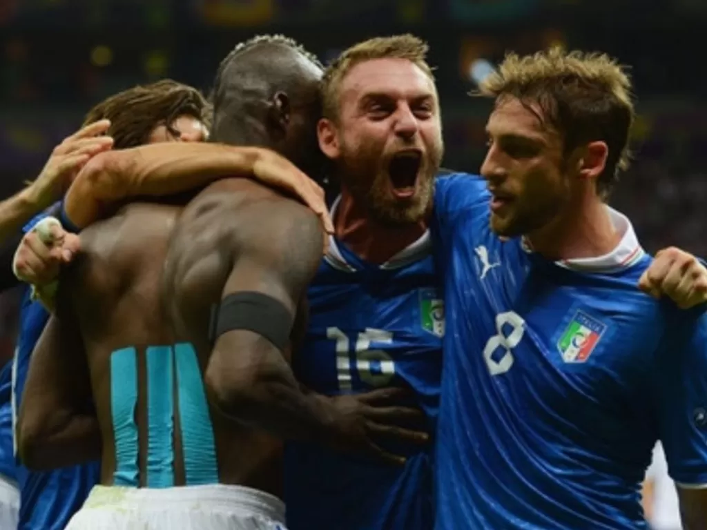 Para pemain Italia merayakan gol yang dicetak Mario Balotelli (buka baju) saat melawan Jerman pada Euro 2012.(Instagram/@mb459)