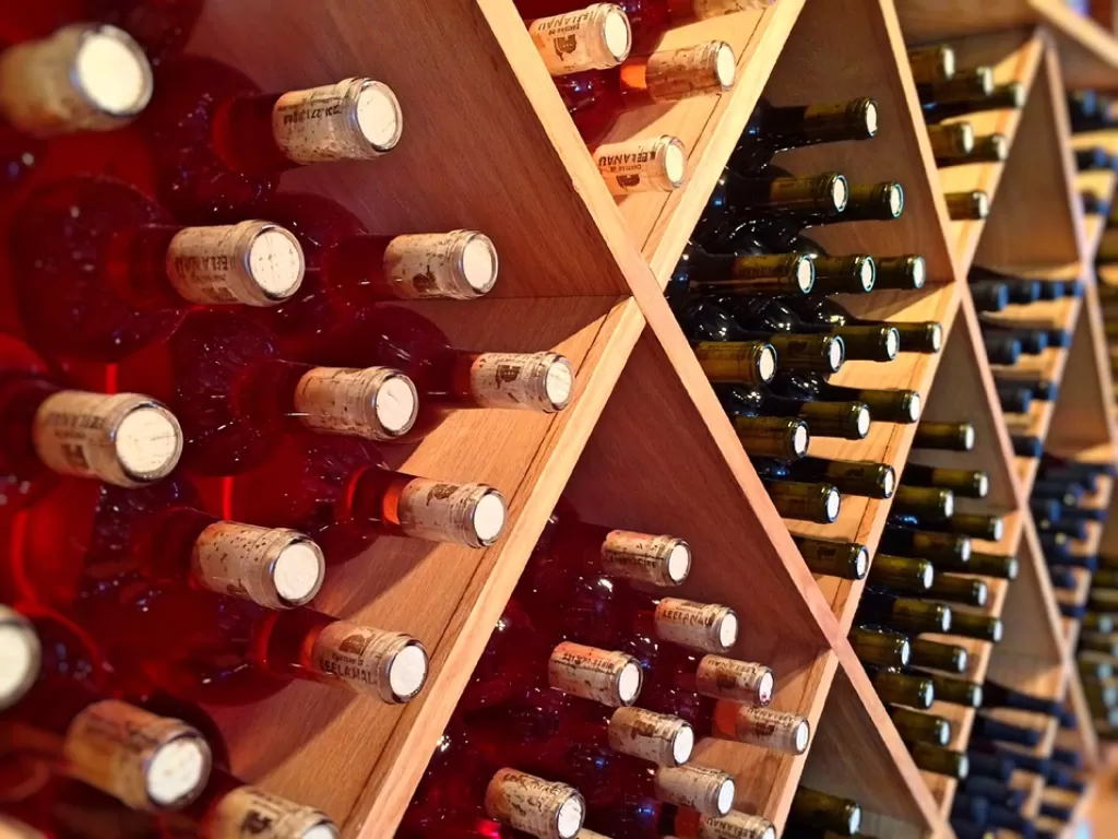 Ilustrasi botol wine yang disimpan secara horizontal. (Pixabay/Wokandapix)