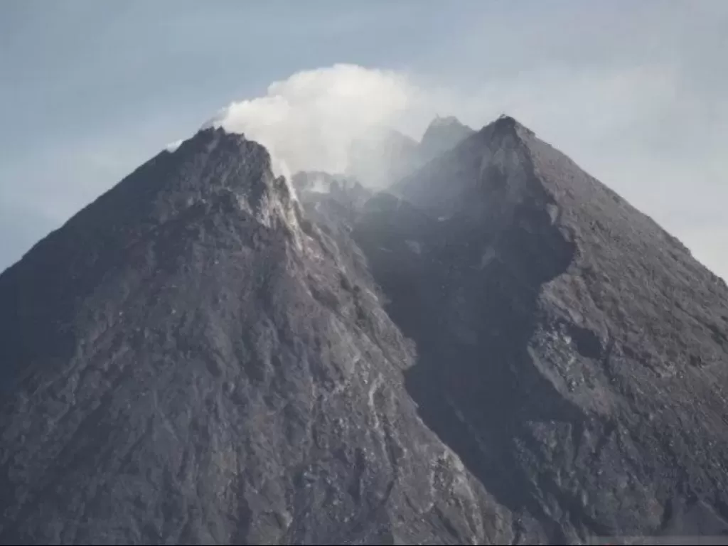 Arsip.Kubah lava Gunung Merapi terlihat dari Dam Sabo Kali Gendol, Bronggang, Cangkringan, Sleman, DI Yogyakarta, Minggu (12/4/2020). (ANTARA FOTO/Hendra Nurdiyansyah)