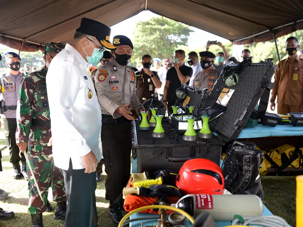 Gubernur Aceh Nova Iriansyah (kiri) didampingi pejabat Forkopimda meninjau kesiapan peralatan tim gabungan penanganan bencana alam (ANTARA FOTO/Ampelsa)
