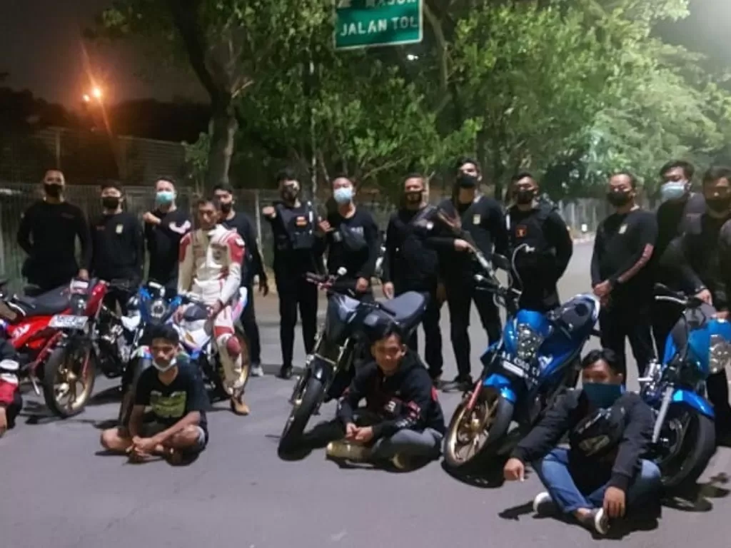 Penangkapan tujuh pemuda yang hendak melakukan balap liar di Jakarta Barat. (Humas Polres Metro Jakarta Barat)