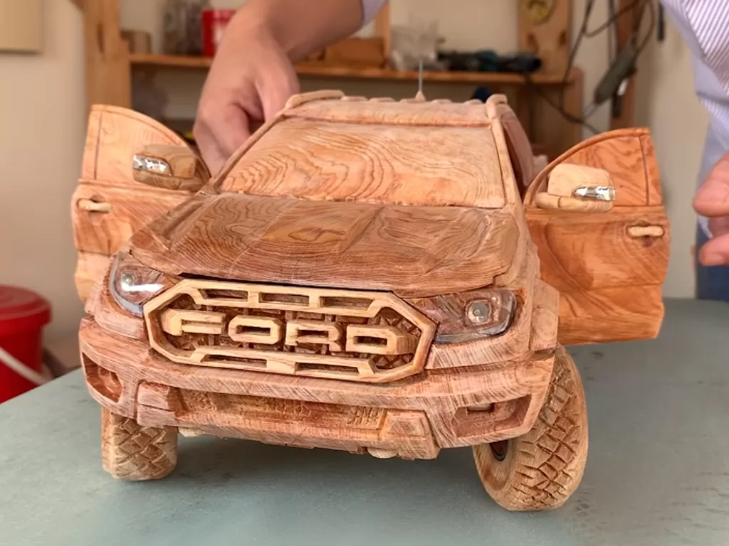 Tampilan mobil Ranger Raptor yang dibuat dari kayu (photo/YouTube/Woodworking Art)
