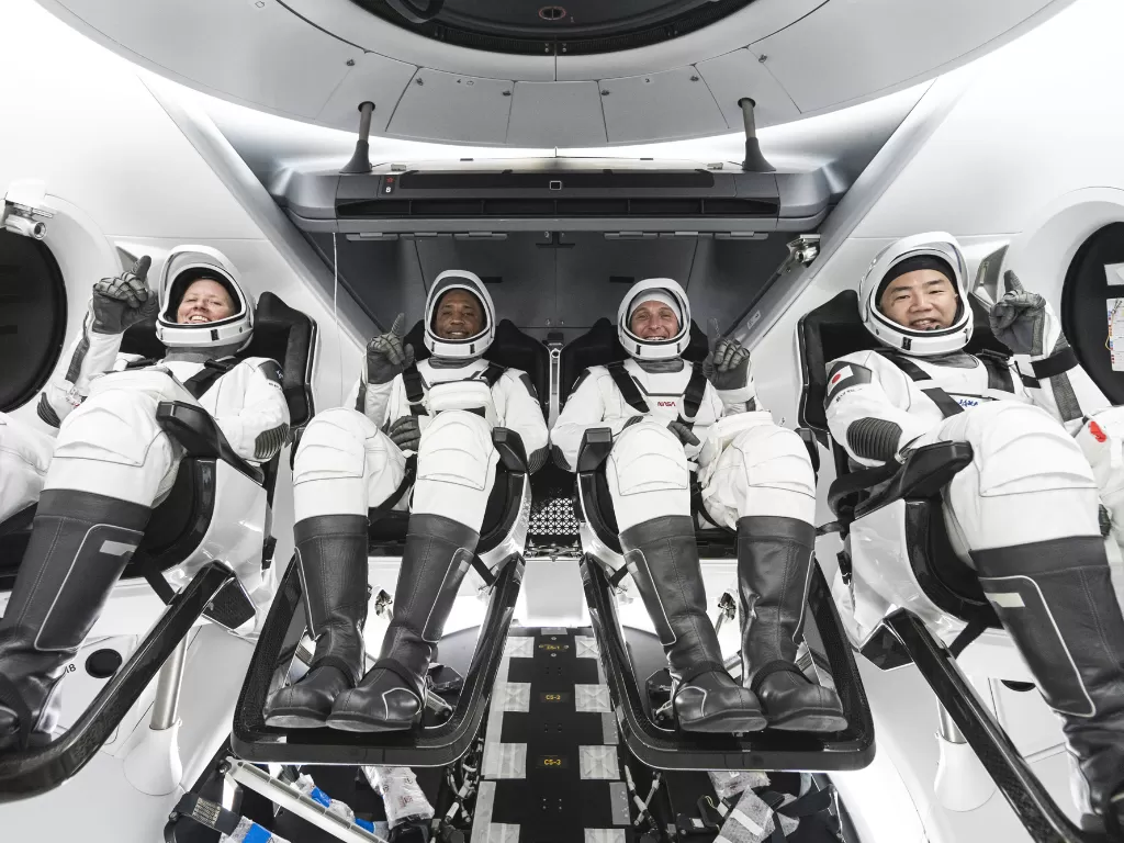 Dari kiri: astronaut NASA Shannon Walker, Victor Glover, Mike Hopkins dan astronaut JAXA Soichi Noguchi (photo/NASA)