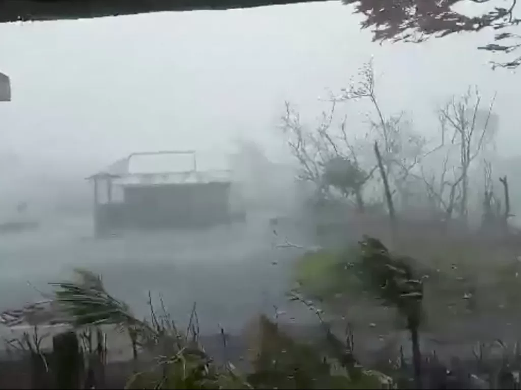 Angin kencang dan hujan lebat dari Topan Vamco di Malinao, Albay, Filipina (REUTERS/KIKO FLORENTINO)