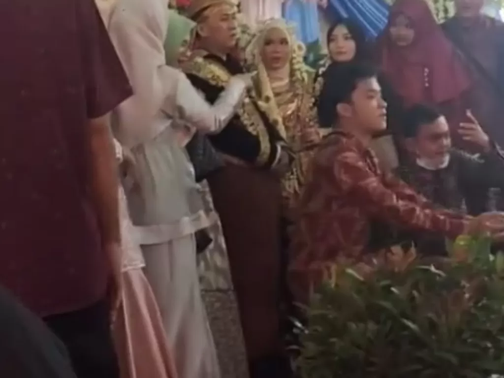 Pria hadir di pernikahan mantan kekasih viral (Tiktok)