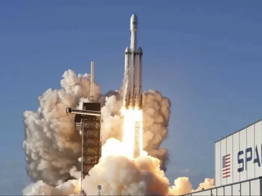 Roket SpaceX Falcon yang membawa satelit komunikasi Arabsat 6A lepas landas dari Kennedy Space Center di Cape Canaveral, Florida, Amerika Serikat, Kamis (11/4/2019) waktu setempat. (Photo/ANTARA FOTO/REUTERS/Thom Baur)