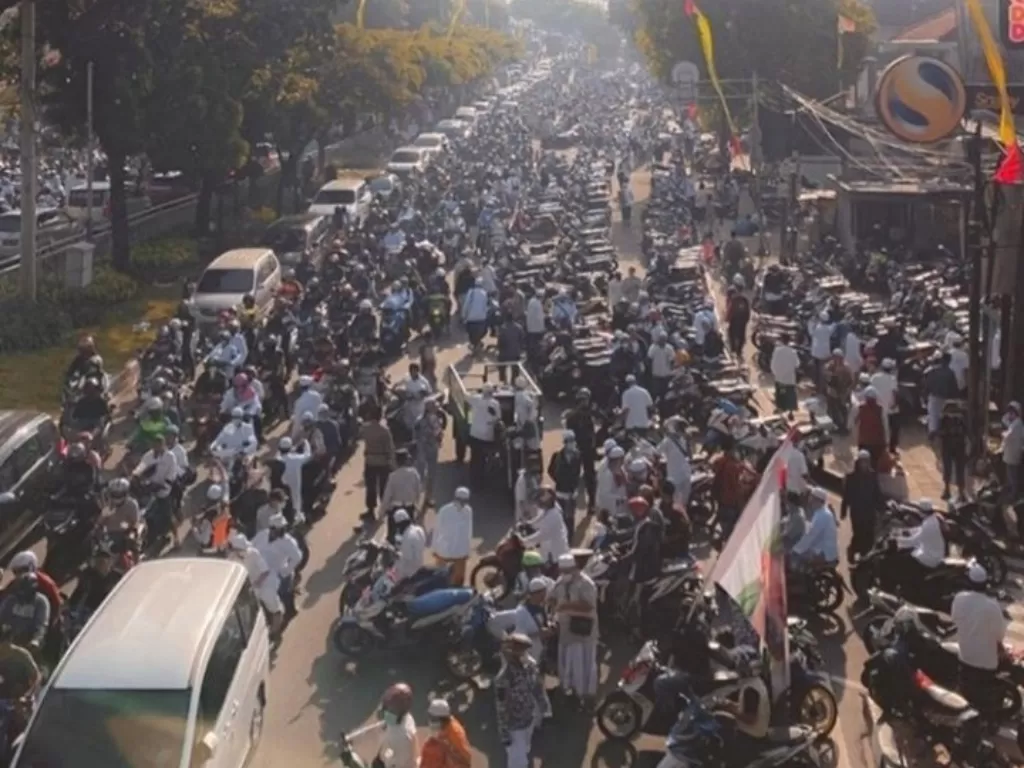 Suasana ribuan massa hadiri peringatan Maulid Nabi di Tebet, Jakarta Selatan, Jumat (13/11/2020). (Twitter/miduk17)