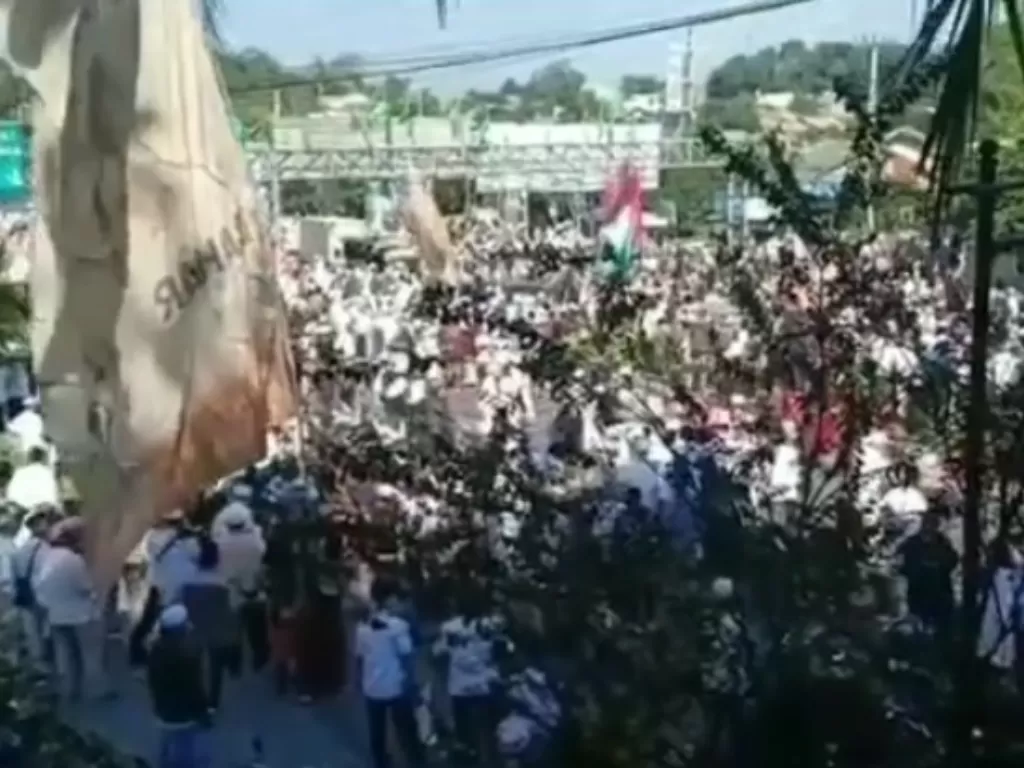 Situasi massa berkumpul sambut Habib Rizieq Shihab di Gadig, Ciawi, Bogor, Jumat (13/11/2020). (Instagram/depok.update/indraheryanto69)