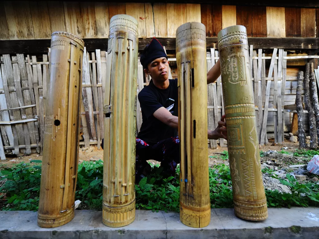 Anggota komunitas Gong Buleuh Alam Sakti menyiapkan alat musik tradisional Gong Buluh (ANTARA FOTO/Wahdi Septiawan)