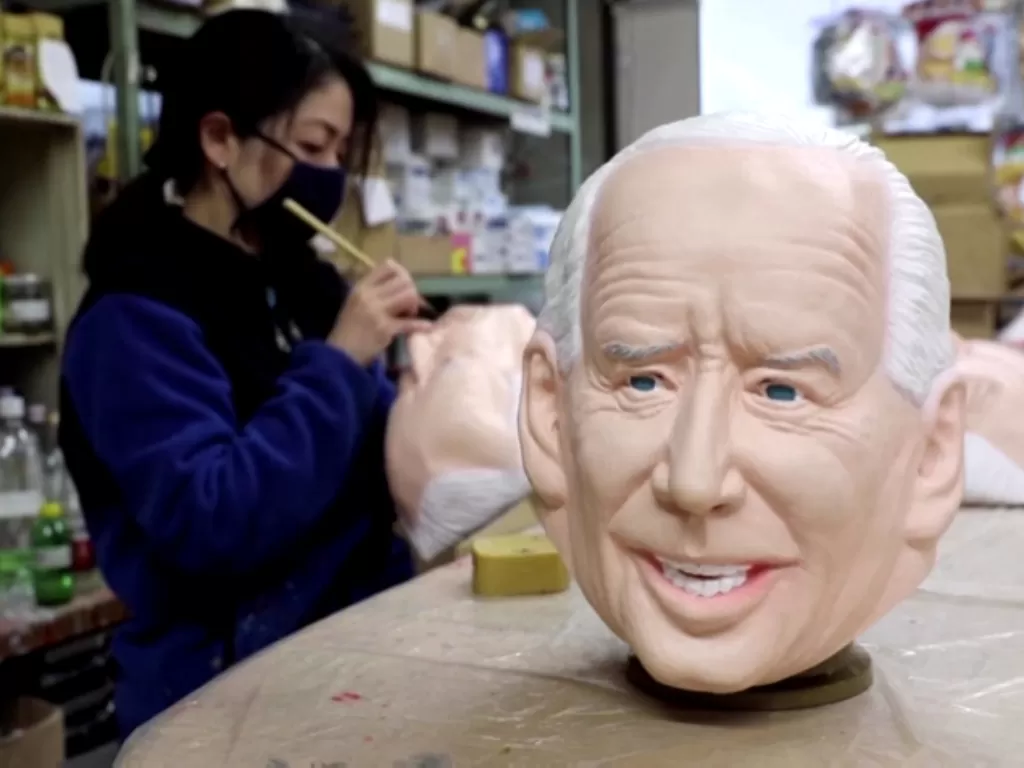 Topeng Joe Biden yang diproduksi produsen Jepang. (reuters.com)