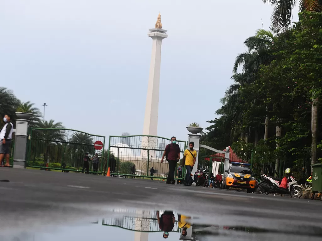 Suasana kawasan Monas di Jakarta dari kejauhan, Jumat (6/11/2020). (photo/ANTARA FOTO/Akbar Nugroho Gumay)