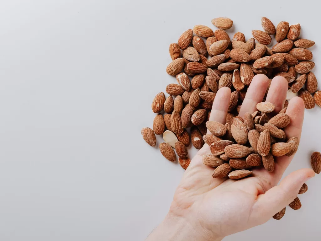 Ilustrasi kacang almond. (Pexels/Karolina Grabowska)