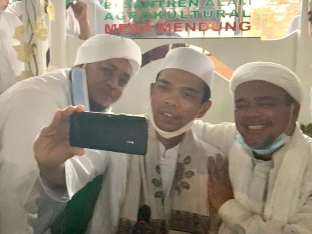 UAS selfie bareng Rizieq Shihab pakai ponsel android di Megamendung. (Instagram)