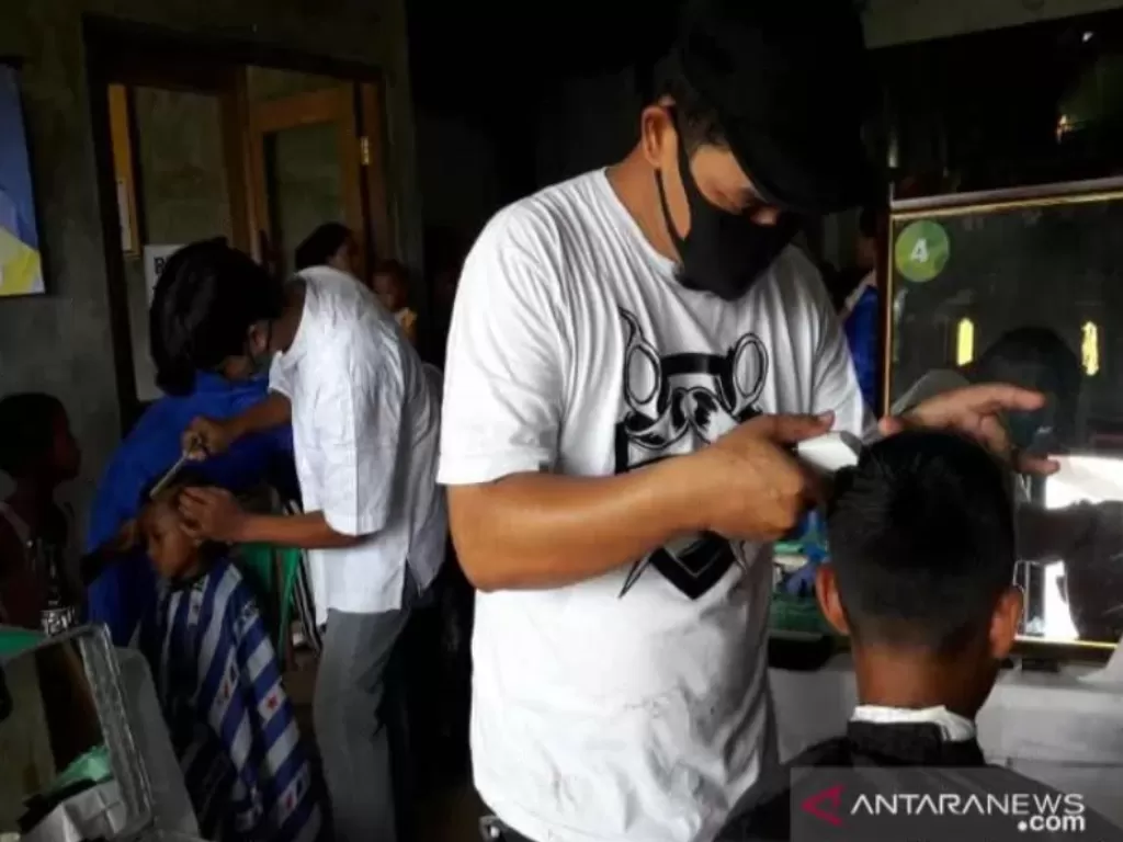 Para pengungsi Gunung Merapi di Desa Deyangan, Kecamatan Mertoyudan, Kabupaten Magelang, mendapat layanan potong rambut gratis. (ANTARA)