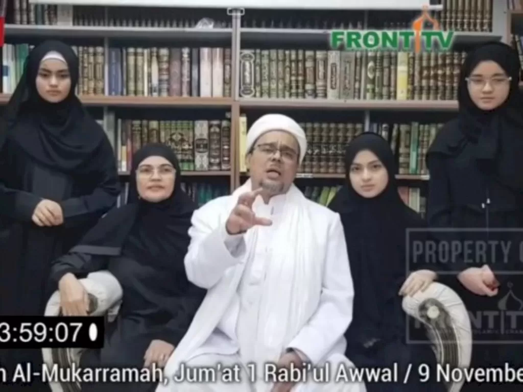 Habib Rizieq Shihab saat berpose bersama putri-putrinya. (Youtube/FrontTV)