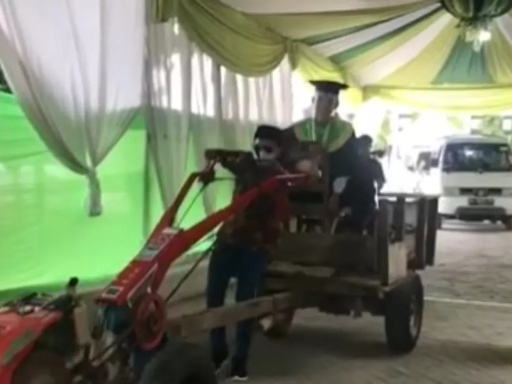 Mahasiswa naik traktor saat wisuda. (Tangkapan layar)