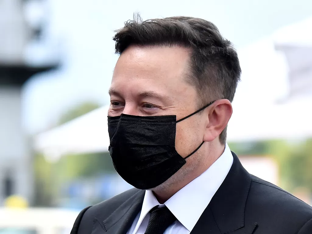 Elon Musk saat menggunakan masker di Berlin, Jerman (photo/REUTERS/Pool)