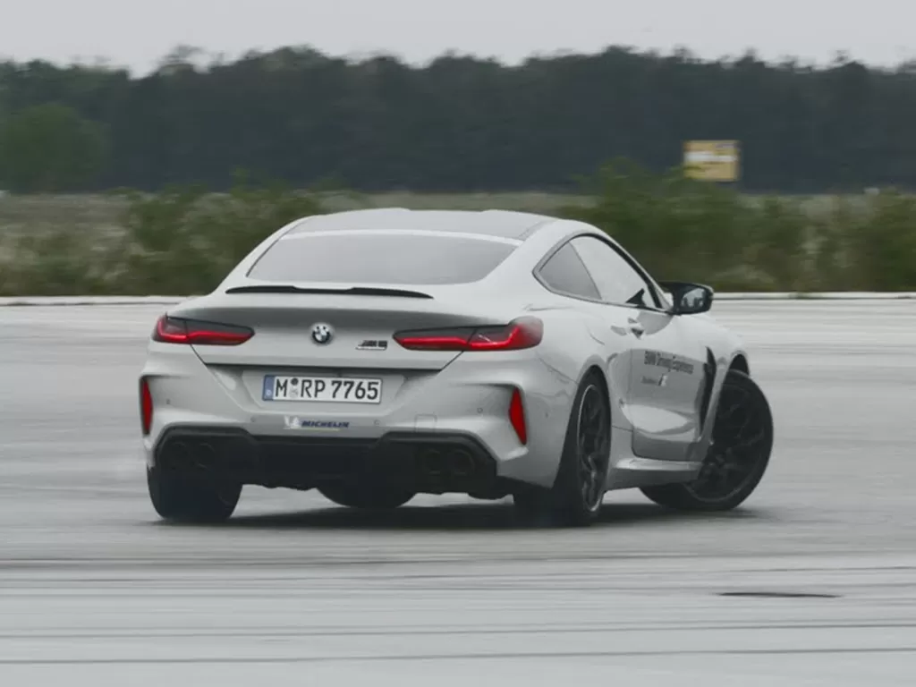 Mobil BMW M8 Competition saat melakukan drifting (photo/YouTube/BMW M)