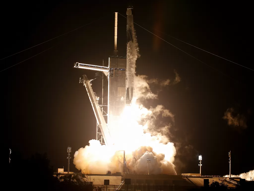Roket Falcon 9 yang membawa kapsul Crew Dragon ke ISS (photo/REUTERS/Joe Skipper)