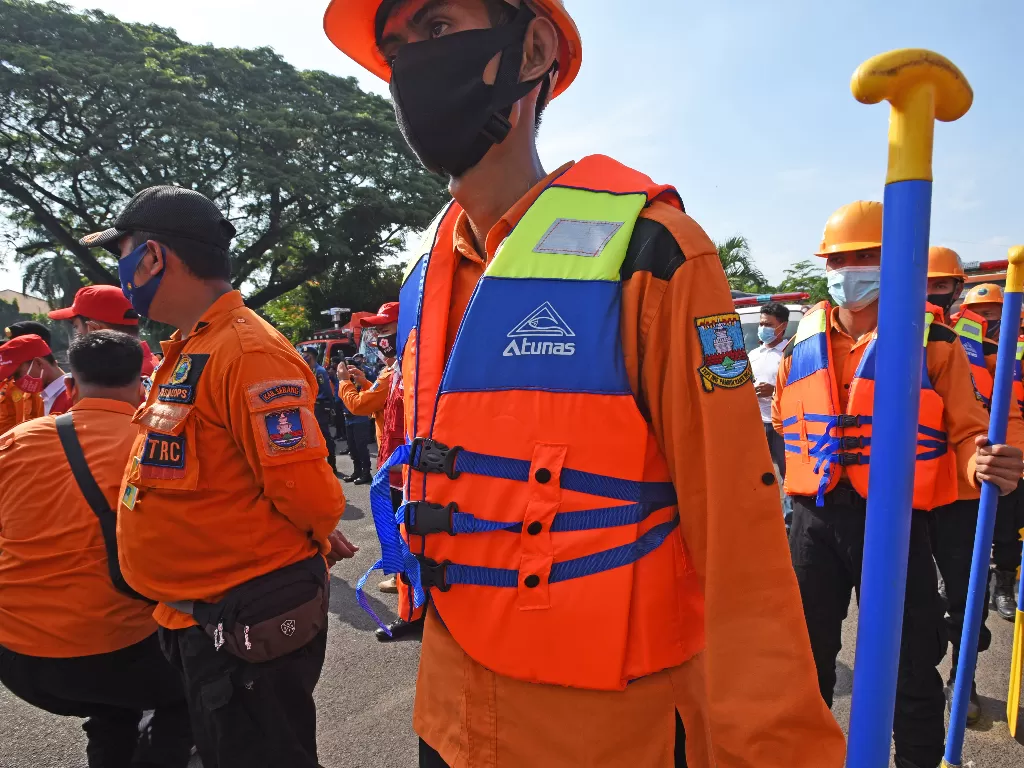 Sejumlah anggota Badan Penanggulangan Bencana Daerah (BPBD) Kabupaten Serang memegang peralatan penanggulangan bencana (ANTARA FOTO/Asep Fathulrahman)