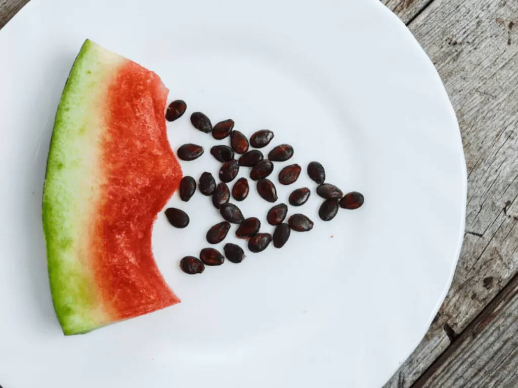 Ilustrasi semangka dan bijinya yang dapat dimakan. (Loseitblog.com)