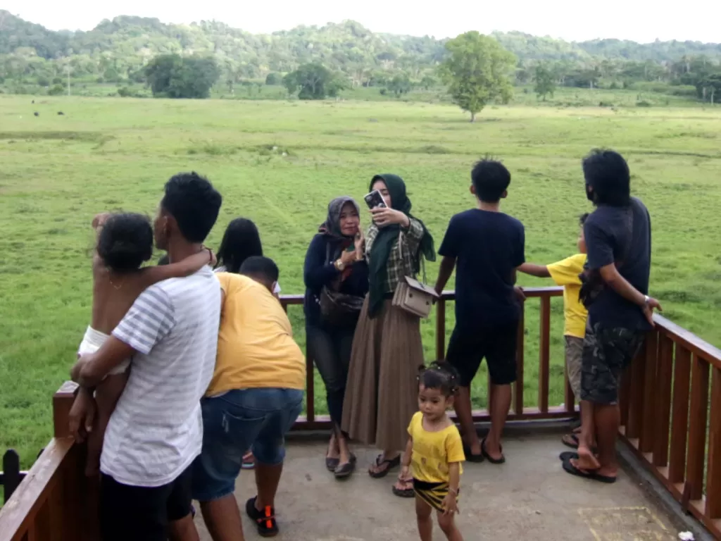 Pengunjung menikmati suasana Savana Sadengan (ANTARA FOTO/Budi Candra Setya)
