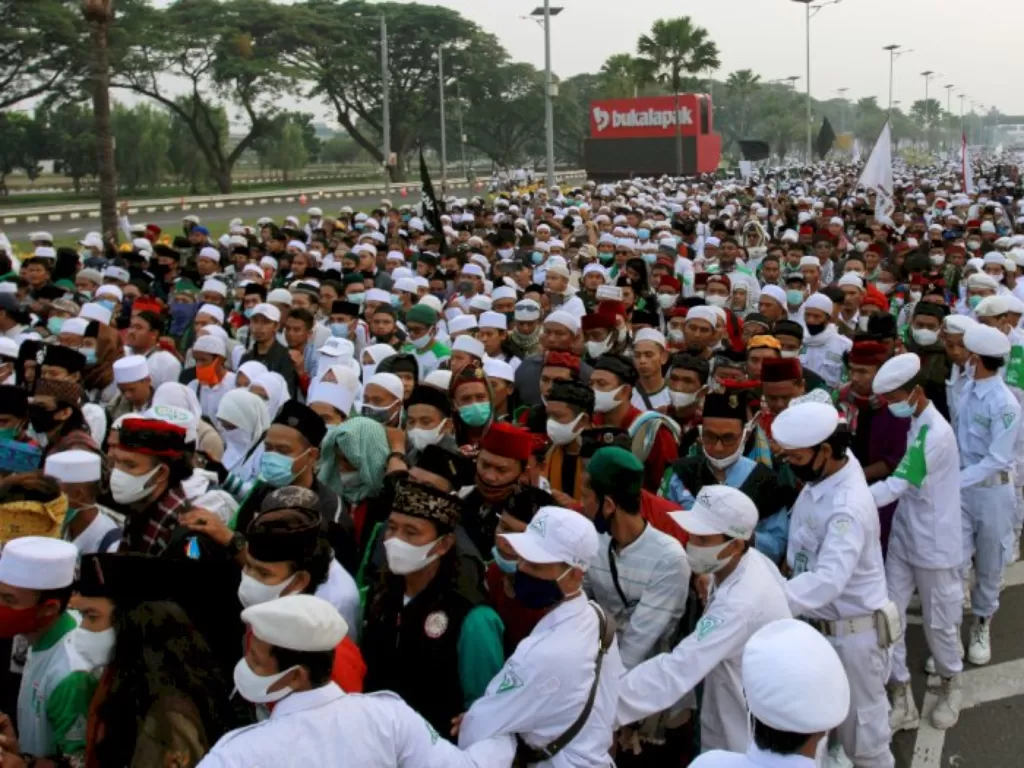 Ribuan massa dari berbagai daerah menjemput kedatangan Habib Rizieq Shihab memadati akses tol menuju bandara Soekarno Hatta di Tangerang, Banten, Selasa (10/11/2020). (ANTARA FOTO/Muhammad Iqbal)