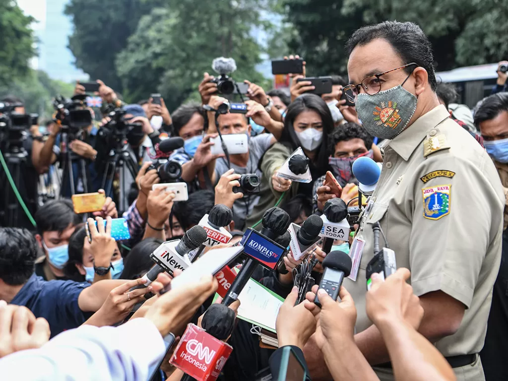 Gubernur DKI Jakarta Anies Baswedan memberikan keterangan kepada wartawan saat tiba di Mapolda Metro Jaya, Jakarta, Selasa (17/11/2020). (Photo/ANTARA FOTO/Hafidz Mubarak A)