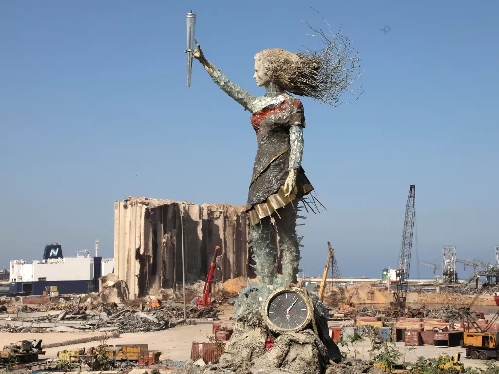 Patung karya seniman Lebanon dari puing-puing ledakan. (REUTERS/MOHAMED AZAKIR)