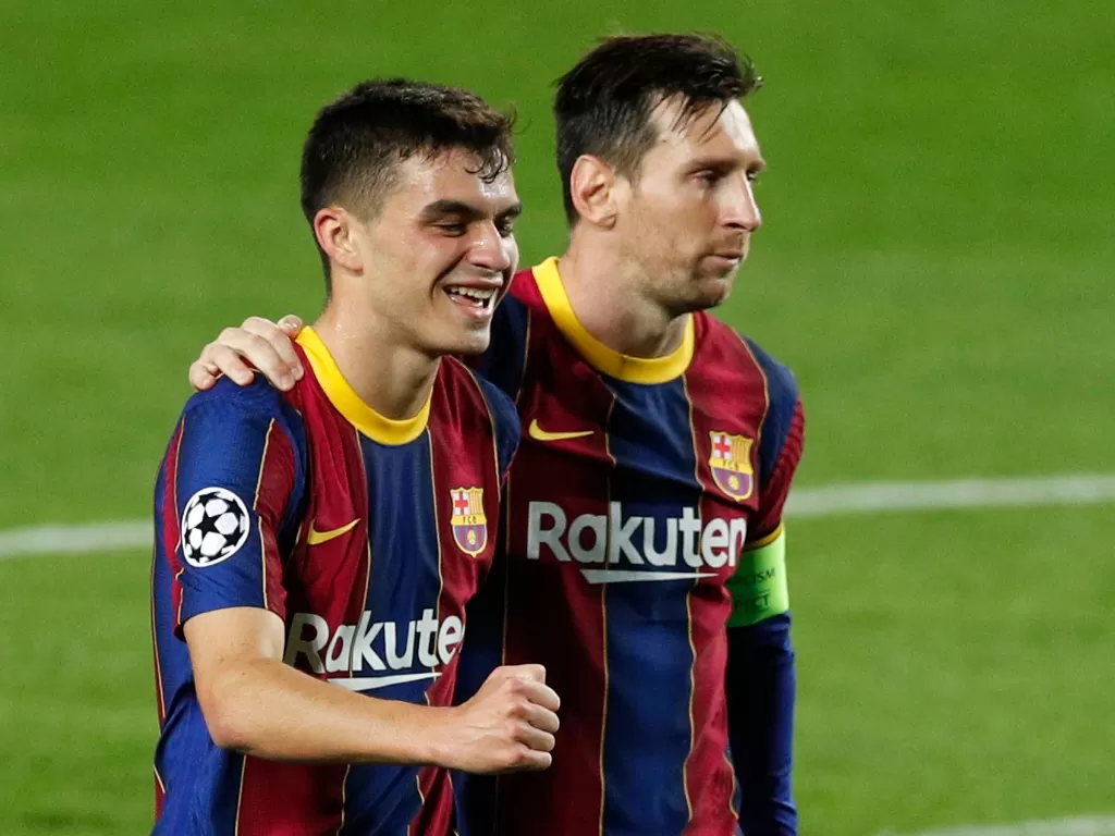 Pedri Gonzalez dan Lionel Messi. (REUTERS/ALBERT GEA)
