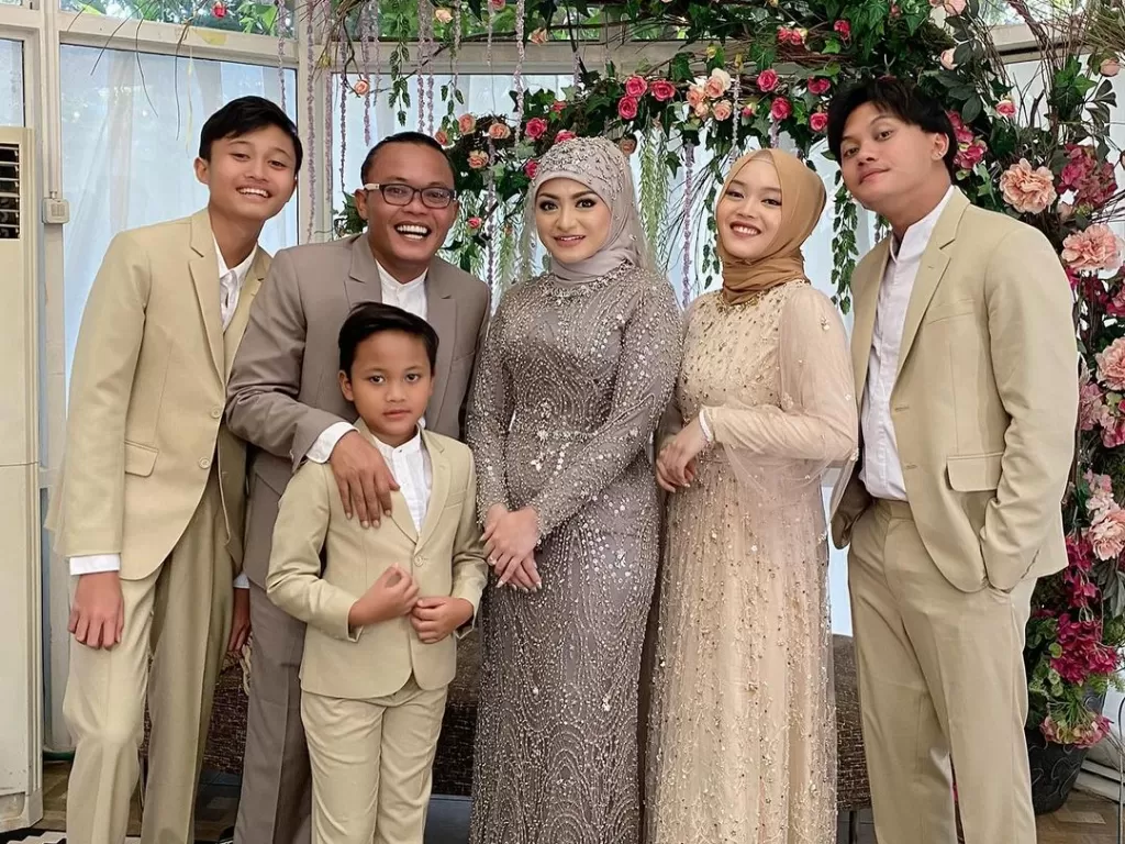 Sule bersama istri dan anak-anaknya di acara pernikahannya beberapa waktu lalu. (Instagram/@ferdinan_sule)