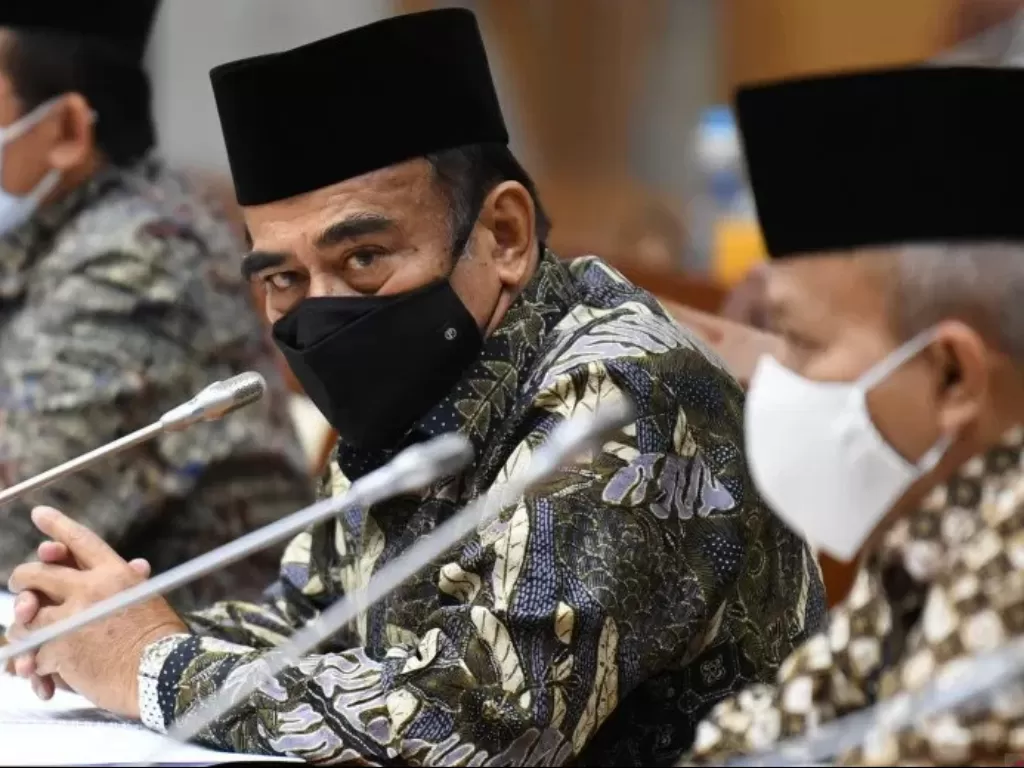 Menteri Agama Fachrul Razi (kiri) mengikuti rapat kerja bersama Komisi VIII DPR di Kompleks Parlemen Senayan, Jakarta, Rabu (18/11/2020). (Photo/ANTARA FOTO/Puspa Perwitasari)