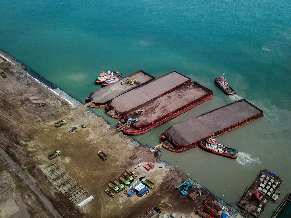 Foto udara proyek pembangunan Pelabuhan Patimban, Kabupaten Subang, Jawa Barat, Rabu (18/11/2020). ANTARA FOTO/Raisan Al Farisi