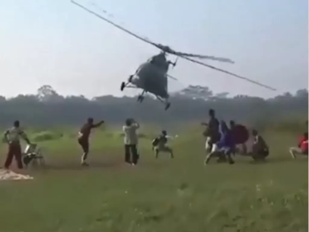 Sejumlah remaja berada di dekat helikopter yang hendak terbang. (Istimewa)
