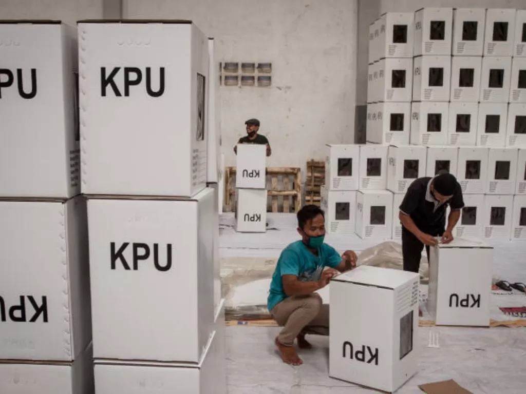 Sejumlah pekerja mempersiapkan logistik Pilkada Solo 2020 di kantor Komisi Pemilihan Umum (KPU) Solo, Jawa Tengah, Selasa (17/11/2020). (ANTARA/Mohammad Ayudha)