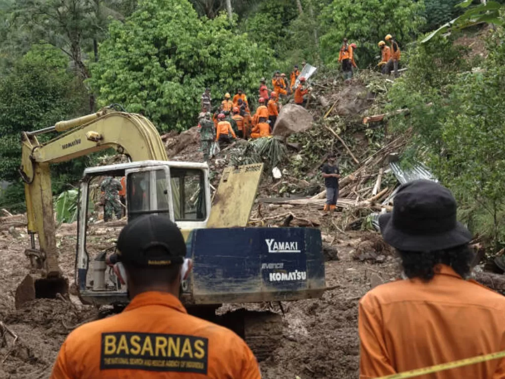 Upaya pencarian korban longsor di Banyumas, Jawa Tengah (ANTARA/Idhad Zakaria)