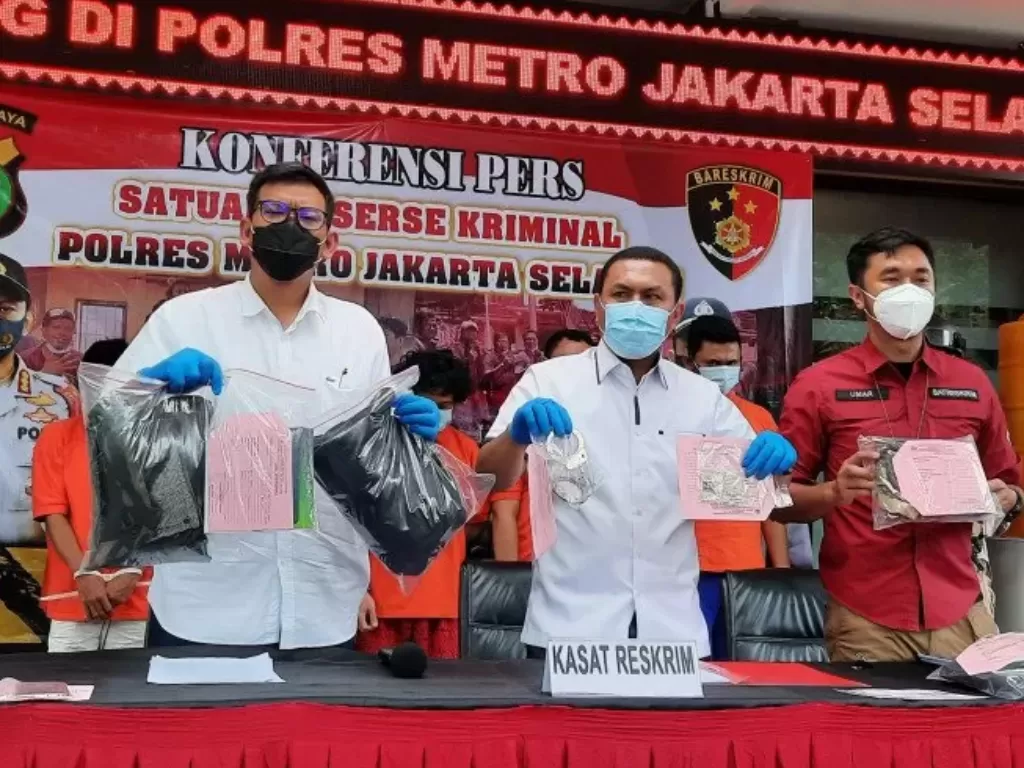 Kasat Reskrim Polres Metro Jakarta Selatan AKBP Jimmy Christian Samma (tengah) memperlihatkan barang bukti kejahatan polisi narkoba gadungan di Mako Polres Metro Jakarta Selatan, Rabu (18/11/2020). (Photo/ANTARA/Laily Rahmawaty)