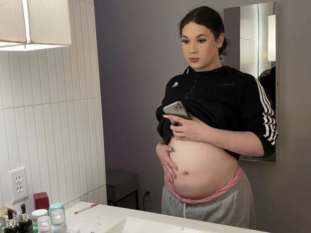 Mikey Chanel hamil empat bulan. (Mirror)