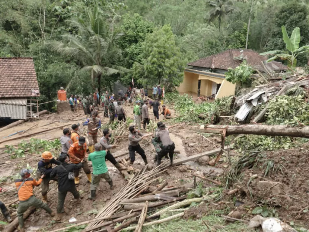 Proses evakuasi banjir dan longsor di Banyumas, Jawa Tengah. (ANTARA/Idhad Zakaria)
