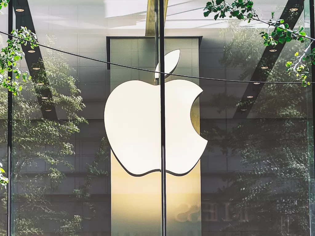 Logo Apple terlihat di sebuah Apple Store di Beijing, Tiongkok (photo/Unsplash/Zhang Kaiyv)